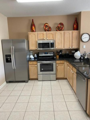 3 BR 2 Miles to Disney, pool, free WiFi and more townhouse